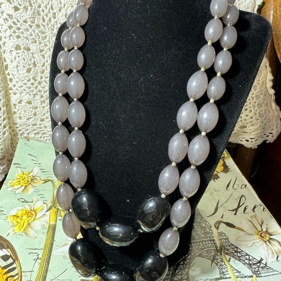 Acrylic Black and greyish mauve drop beaded necklace. Vintage lucite - Picture 3 of 3